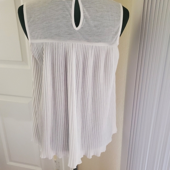 Sleeveless lace neck flowy top - Picture 4 of 7
